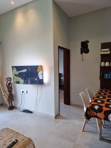 Μια τηλεόραση ή/και κέντρο ψυχαγωγίας στο Aqua view Apartments