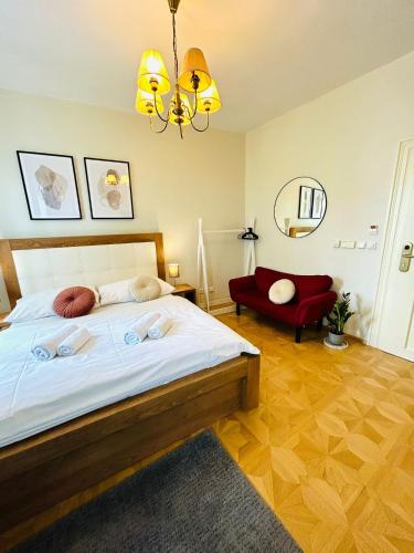 Una cama o camas en una habitación de River View Residence by Charles Bridge