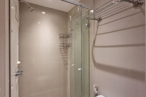 a bathroom with a shower with a glass door at Apt Top na Al. Lorena entre Campinas e Pamplona! in Sao Paulo