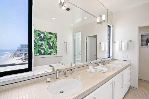 Bathroom sa The Surfrider Villa - Malibu Road - MOKE Electric Car Included