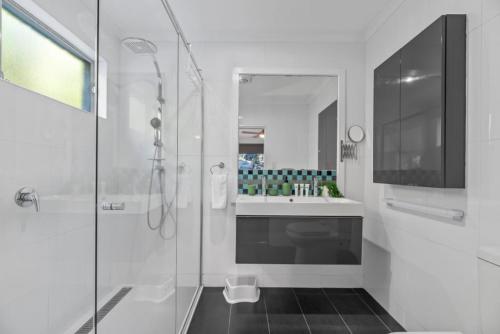 baño blanco con ducha y lavamanos en Hills of Berwick 3bd 2bth - Town House, en Berwick