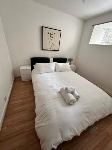 una camera da letto con un letto bianco e un animale di peluche di Gilcomston Park ad Aberdeen