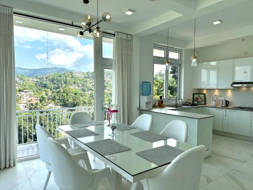 een keuken en eetkamer met een tafel en stoelen bij Secret Heaven Kandy in Kandy