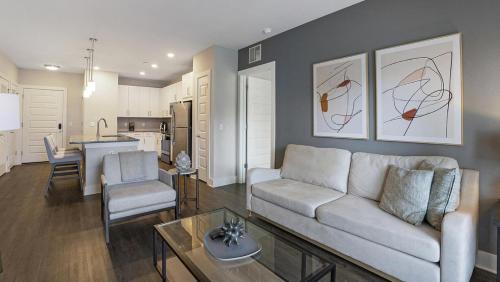 Area tempat duduk di Landing at 11th and Spruce - 2 Bedrooms in Downtown