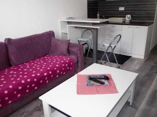 sala de estar con sofá y mesa en Cozy apartment, en Bratislava
