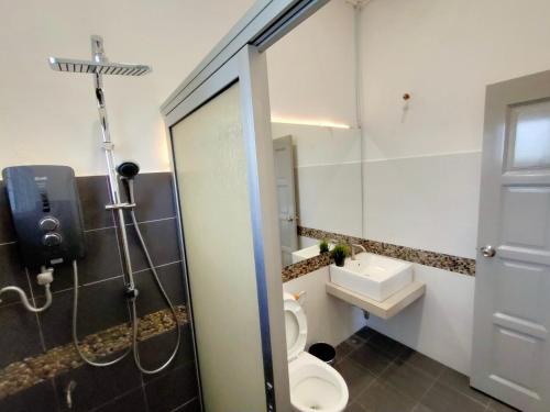 une salle de bain avec une douche, des toilettes et un lavabo dans l'établissement VnVhome SwimmingPool Villa @ Klebang Melaka, à Malacca