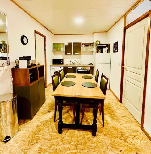 une cuisine avec une table et des chaises dans une pièce dans l'établissement Appartement F2 
