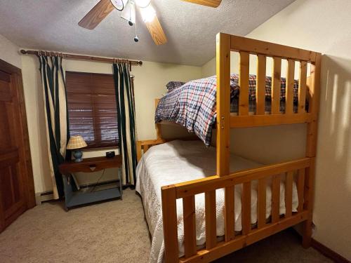 ein Schlafzimmer mit einem Etagenbett aus Holz und einem Fenster in der Unterkunft New Cabin With Hot Tub In Alpine Lake Resort! in Terra Alta