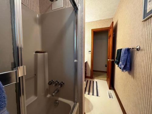 ein Bad mit einer Dusche und einem Waschbecken in der Unterkunft New Cabin With Hot Tub In Alpine Lake Resort! in Terra Alta