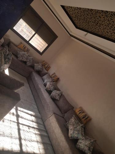 sala de estar con sofá y ventana en appartement de luxe, en Meknès