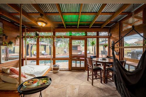 - un salon avec une table et une salle à manger dans l'établissement Bamboo Lagoon POOL Paradise BBQ TVs and Swing Bed, à Houston