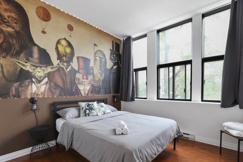 ein Schlafzimmer mit einem großen Gemälde an der Wand in der Unterkunft M11 The Star Wars Suite 3BR Downtown in Montreal
