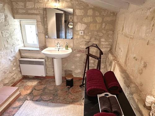 La salle de bains est pourvue d'un lavabo. dans l'établissement Les Maisons de Fontvieille, à Fontvieille