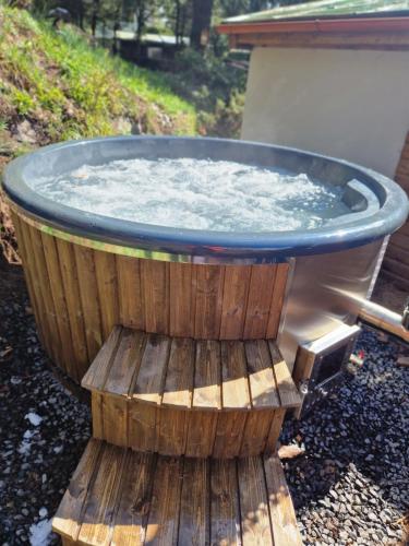a pool of water in a hot tub on a deck at Jelení dřevěnice s vlastní vířivkou in Horní Halže