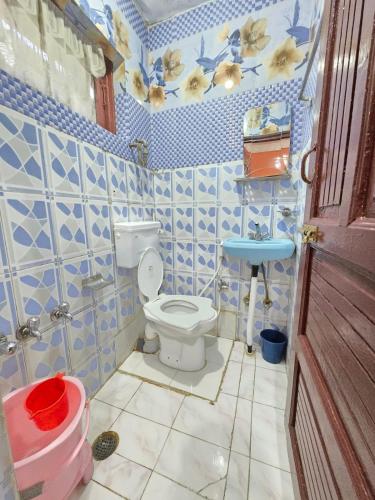 a bathroom with a toilet and a sink at Sona Palace in Srinagar