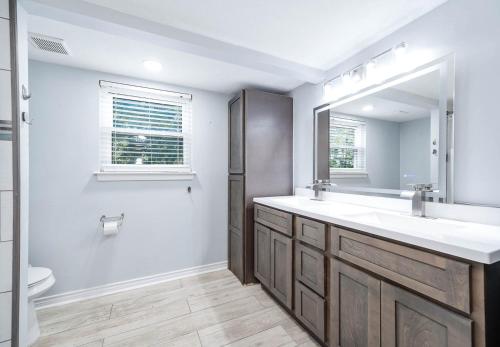 Un baño de 2King Suites HeatedPool Arcade and Pickleball