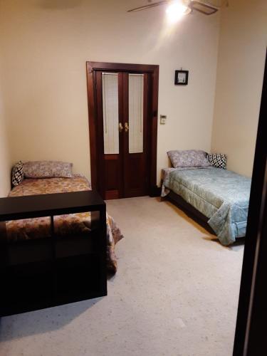 um quarto com duas camas e uma porta em Peaceful Haven em Adelaide