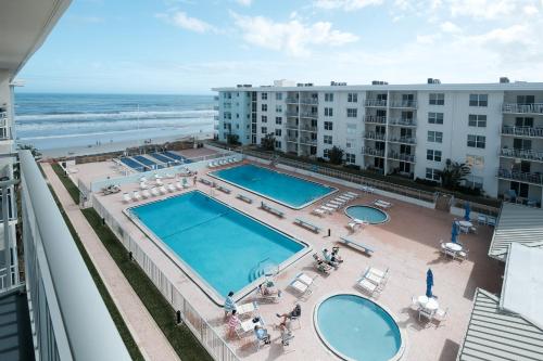 Kolam renang di atau dekat dengan Amazing views of the ocean and pool from this top floor beach retreat!