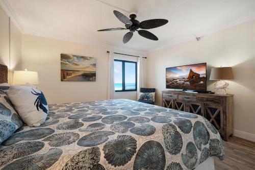 Katil atau katil-katil dalam bilik di Oceanfront with pool & beach access located on the no-drive beach!