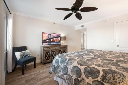 Katil atau katil-katil dalam bilik di Oceanfront with pool & beach access located on the no-drive beach!
