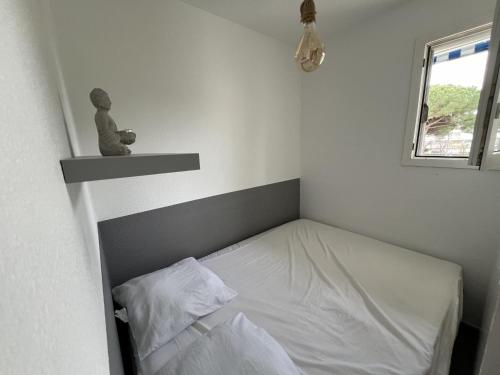 - une petite chambre avec un lit et une étagère dans l'établissement Sol-y-Days Sables Or, vue sur piscine, à La Grande Motte