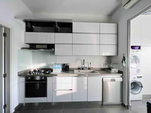 Køkken eller tekøkken på Gorgeous 3Br Achrafieh Apt