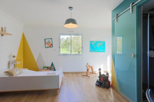 een slaapkamer met een bed en een glazen deur bij Villa avec jacuzzi, hammam et sauna in Plestin-les-Grèves