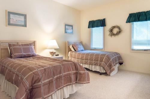um quarto com 2 camas e uma janela em Tidewater Teal Lake 1323 em North Myrtle Beach