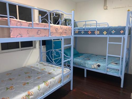a couple of bunk beds in a room at Green Apple Hostel Khaosan in Bangkok