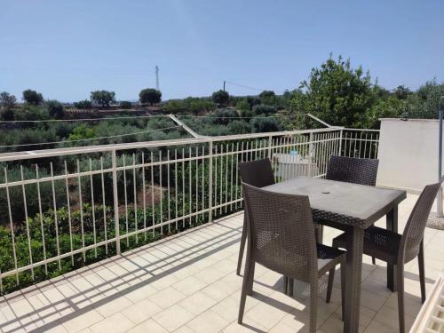 3 bedrooms apartement with garden and wifi at Stazione di Fasano 8 km away from the beachにあるバルコニーまたはテラス