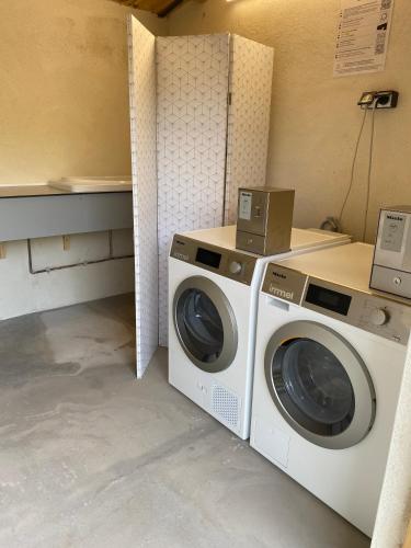 - une buanderie avec 2 lave-linge dans l'établissement Camping Le Marais Sauvage, à Le Mazeau