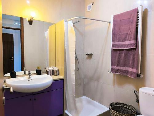 a bathroom with a sink and a shower at Apartamento Esposende Quinta da Barca in Barca do Lago