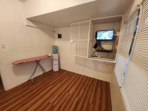 Zimmer mit einem Fenster und einem TV in einem Zimmer in der Unterkunft Casa Seabreeze in Corozal