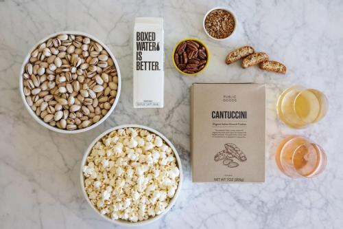 een tafel met kommen popcorn en een zak noten bij The Bungalows by Homestead Modern in Joshua Tree