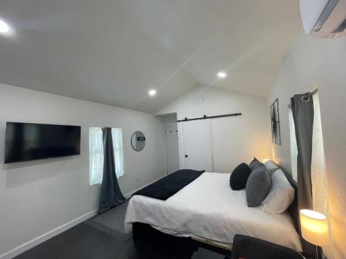 una camera da letto con un letto e una TV a parete di Chic lux Grand Central suite a St Petersburg