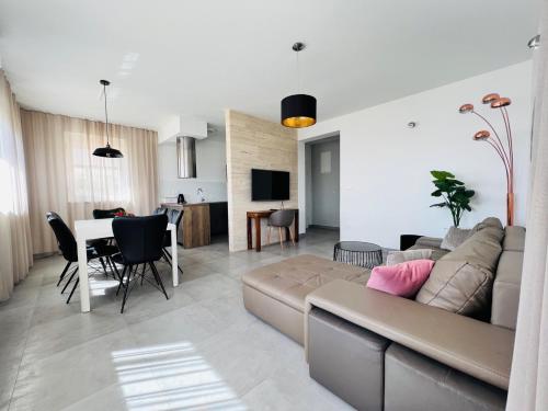 Μια τηλεόραση ή/και κέντρο ψυχαγωγίας στο Apartments THE BEACH RESORT VIR