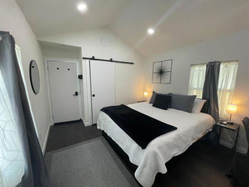 una camera da letto con un grande letto bianco in una stanza di Chic lux Grand Central suite a St Petersburg