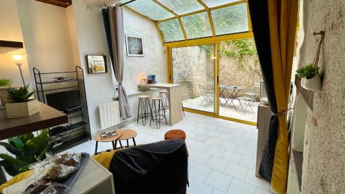 uma sala de estar com vista para uma cozinha e um pátio em Studio cosy hypercentre Terrasse em Blois