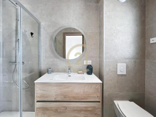 une salle de bain avec un lavabo et une douche dans l'établissement Villa les Marines de Palasca, à Palasca