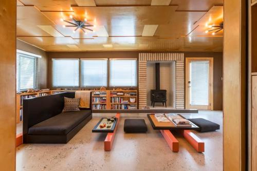 Χώρος καθιστικού στο Andrea Zittel's Joshua Tree Home A Z West House
