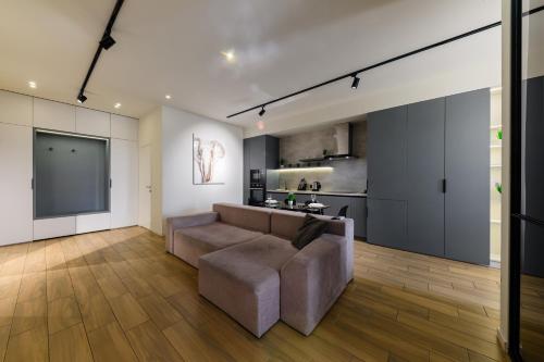 a living room with a couch and a kitchen at Luxury Apartments-Belochka in Uzhhorod