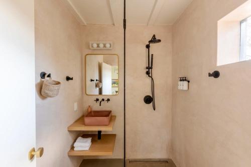 W łazience znajduje się prysznic i umywalka. w obiekcie Horse Around- Pioneertown Pool Cabin w Boulders w mieście Pioneertown
