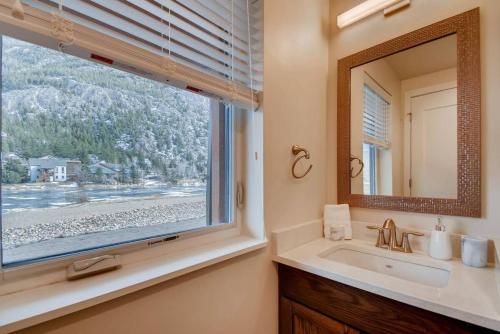 een badkamer met een wastafel en een raam bij Hiker's Haven Close to Slopes Georgetown in Georgetown