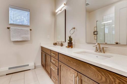 baño con lavabo y espejo grande en The Honeysuckle Homestead Georgetown Living, en Georgetown