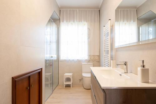 een badkamer met een wastafel, een toilet en een douche bij Casa Jesús in A Capela