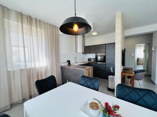 Η κουζίνα ή μικρή κουζίνα στο Apartments THE BEACH RESORT VIR