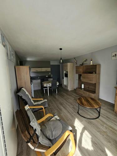 - un salon avec deux lits et une salle à manger dans l'établissement Appartement 2 personnes les Sables-d'Olonne, à La Chaume