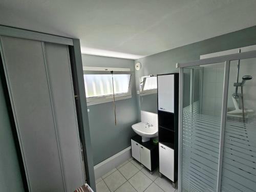 Ένα μπάνιο στο Appartement 2 personnes les Sables-d'Olonne