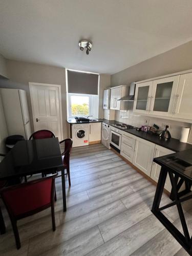 A kitchen or kitchenette at Great Northern Apartment