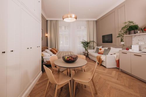 kuchnia i salon ze stołem i kanapą w obiekcie Stylish new apartment in Prague with A/C w Pradze